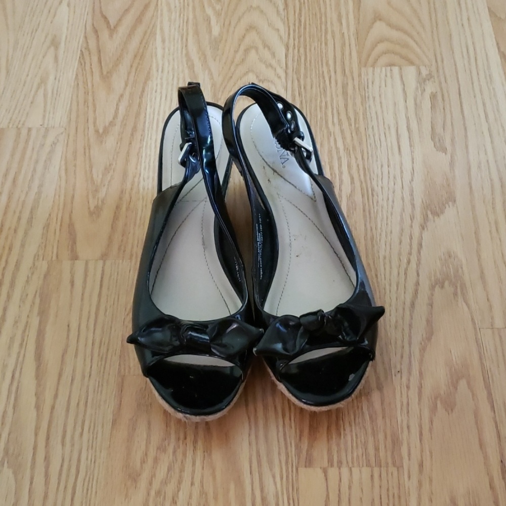 Black wedges